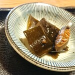 冨田や - そばに付け合わせで付いてくる昆布&椎茸佃煮。出がらしとはいえ旨味十分。