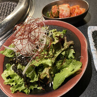 名古屋焼肉きらく - ３種のキムチ盛り
                    白トリュフオイルのチョレギサラダ