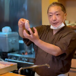 日本料理 たかむら - 首皮包みについて解説する店主