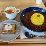 cafe nine - 雑誌を読んでると注文したカレーセット１５００円の出来上がりです。