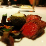 ラ・ベ - 国産牛フィレ肉のロースト　中央はガーリックのクリーム