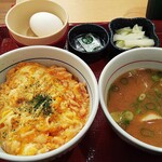 なか卯 - 濃厚チーズの親子丼小盛（￥５４０）、豚汁＆つけものセット（￥２４０）、クーポンで無料の価格拘り玉子、何故か粉山椒が付いてます。