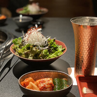 名古屋焼肉きらく - 手前はキムチ盛り合わせと、奥はチョレギサラダ