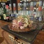 ロックウェルズ - 鹿児島地鶏のたたき溶岩プレート焼き