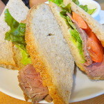 自家焙煎珈琲店Gosh - 自家製ローストビーフのサンドイッチ