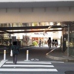 TOKYO 鶏そば TOMO - 201211　TOMO　陸橋下付近にお店はあります。抜け道なのかな？随分と人通りが多いです。