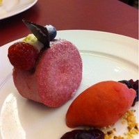 The Arts Fusion - フランボワーズのロールケーキ。