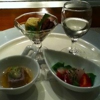 神戸プレジール 本店 - 食前酒と前菜（詳細はメニューカードに）