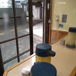 立喰そば かしやま - 入り口開けっ放しだけど、店内は涼しいです