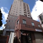 立喰そば かしやま - お店の裏がホテルメッツ
