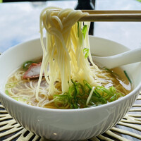 ＳＩＬＩＮ 火龍園 - 繊細な麺をリフト！