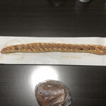 粉とクリーム - パカッ！　
      長〜いウインナー棒（という商品名）