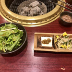 新東京焼肉 遊心 - サラダ、一品料理