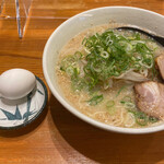 Ramen Okuya - 茹で卵のサービスと、とんこつ元味700円