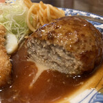 重亭 - ハンバーグをカットした！
      肉汁が流れてくる、、