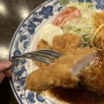 重亭 - ヒレカツをカットしてみた