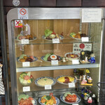 重亭 - お店の前のショーケース
      何気にこの雰囲気が大好きです！