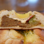ジュリアンベーカリー - 焼きチーズカレーパン(270円)の断面