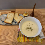 Soup&Cafe Moyaiko - 冷製ジャガイモのポタージュとプレーントースト