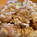 楽市 - スパイス感の無いシンプルな味付け。
      マヨネーズが別途準備されている。