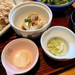 楽市 - 冷奴重複します…
      漬物、ポテサラと思っていたらマヨネーズ。