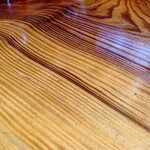 楽市 - 卓は厚みのある木材。