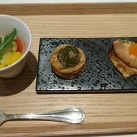 オーグードゥジュール メルヴェイユ 博多 - アミューズ3種。ホタテ貝と夏野菜のラタトゥイユ。アプリコットジャムのパイレバームース乗せ。昆布粉ブリュレ。