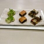 Anchoa - アペリティーボ 3種：鎌倉野菜のピザ、不断草とミサキマグロのエンパナーダ、鮎と塩漬けキュウリの食パンのせ