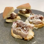 anchoa - アンチョア3種の仕立て ：アンチョアと茄子の煮びたし アホブランコ、どら焼きの皮 アンチョアとレンズ豆で作ったあんこ、アンチョアとサバとシェーブル・チーズ