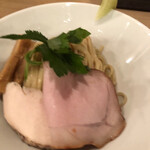 人力俥 - 平たい中太麺が甘い！ライムで味変です。ぶれぶれ