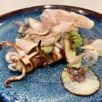 anchoa - ヒイカのロースト イカスミソース イチジクを散らして