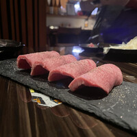 Let it Beef - 牧草牛タン 燻製梅肉ソース