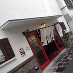 ラーメン　赤組 - お店の玄関