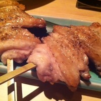 美食 個室・炭火焼・ワイン 縁 新宿店 - 手羽先黒胡椒焼き \280×2