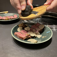 煌 焼肉 - サマートリュフわ削って仕上げる
