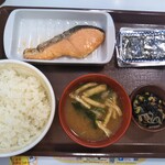 すき家 - 鮭朝食 390円(税込)(2021年8月1日撮影)