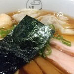 八雲 - 特製ワンタン麺ハーフ黒だしアップ
