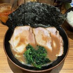 輝道家 - ラーメン750円麺硬め。高級海苔100円。