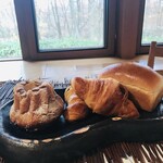 レストラン・マッカリーナ - Boulangerie JIN（ブーランジェリージン）」さんのパンが並びます