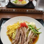 元 - 後輩ちゃんも、冷やし中華をオーダー