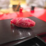 Miyoshi - 神戸牛サーロインのにぎり。これだけサシがはいっても驚くことにさっぱりとした食感。言われなければ牛肉と認識できないかも。お見事。