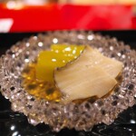 にくの匠 三芳 - アワビと翡翠ナス。ハラミと昆布で取った旨味のたれで。