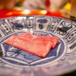 にくの匠 三芳 - 定番の神戸牛のタンを昆布締めで。何度食べても他にはない絶品の昆布締め。