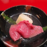 にくの匠 三芳 - 昆布とかつおの出汁にサーロインをくぐらせてしゃぶしゃぶに。出汁がまろやかで程よい薄口に仕上げているので、あっという間に美味し過ぎて飲み干してしまう。