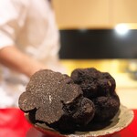 にくの匠 三芳 - 黒トリュフの立派なこと。最後の白ご飯のお供にエシレバターと混ぜ合わせてトリュフ醤油にして頂く。