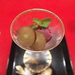 にくの匠 三芳 - このお店のデザートは毎回楽しみ。今宵はぶどう天国!(^^)!　→　2種のぶどう、ルビーロマンと長野パープル。そして長野パープルのシャーベット。