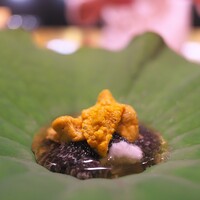 にくの匠 三芳 - 大きな蓮の葉に乗せられた、由良のうに、小芋のアイス、キャビア。但馬牛のすね肉からとった激ウマのコンソメと共に。