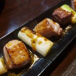 炉端処 一心 - 河内鴨　鴨肉と白葱の炭火炙り焼き