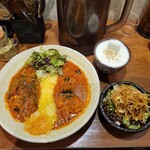 SPICY CURRY 魯珈 - 選べる２種カレー 激辛チェティナード風チキンカレー～Ver.火雷神～とゴーヤと手羽元の滋養強壮赤カレー＋ぷちサラダ＋ラッシー