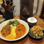SPICY CURRY 魯珈 - 選べる２種カレー 激辛チェティナード風チキンカレー～Ver.火雷神～とゴーヤと手羽元の滋養強壮赤カレー＋ぷちサラダ＋ラッシー